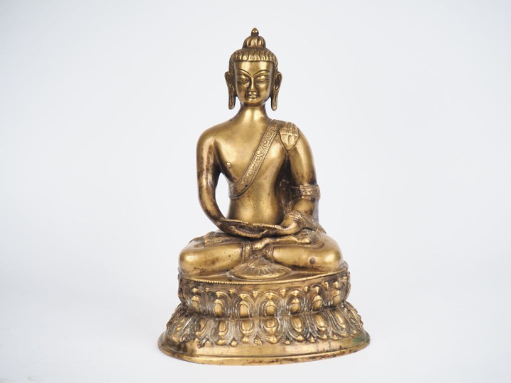Tibet XXe siècle,  Bouddha en bronze doré représenté assis en méditati