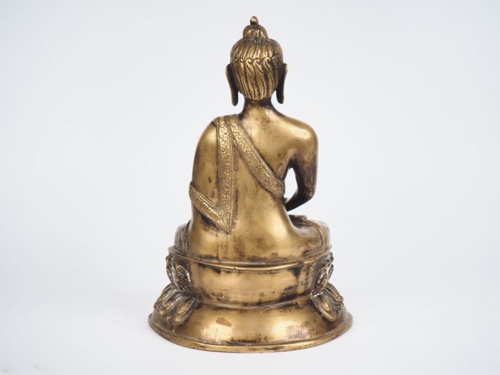Tibet XXe siècle,  Bouddha en bronze doré représenté assis en méditati