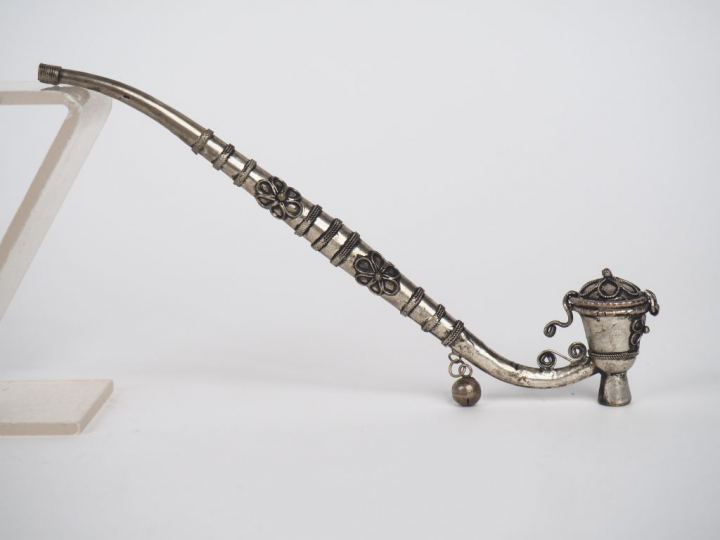 Sud-est asiatique XXe siècle, Pipe à tabac en argent à tester (?) fine