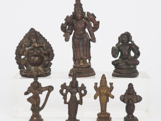 Vente aux enchères Inde, XVIIIe siècle, Ensemble de sept bronzes miniatures représentant 