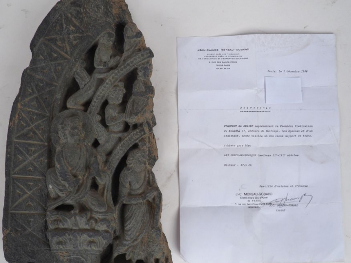 Fragment de relief représentant la première prédication du Boudha (?) 