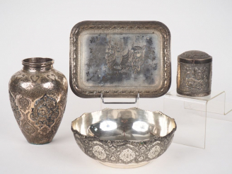 Vente aux enchères Inde, fin du XIXe siècle,  Lot en argent ciselé et repoussé, comprenan