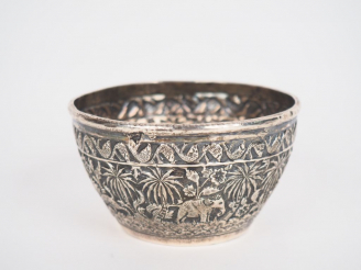 Vente aux enchères Coupelle en argent indienne à décor ciselé d'un paysage animé Poids. 9