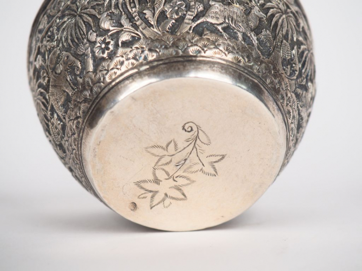 Coupelle en argent indienne à décor ciselé d'un paysage animé Poids. 9