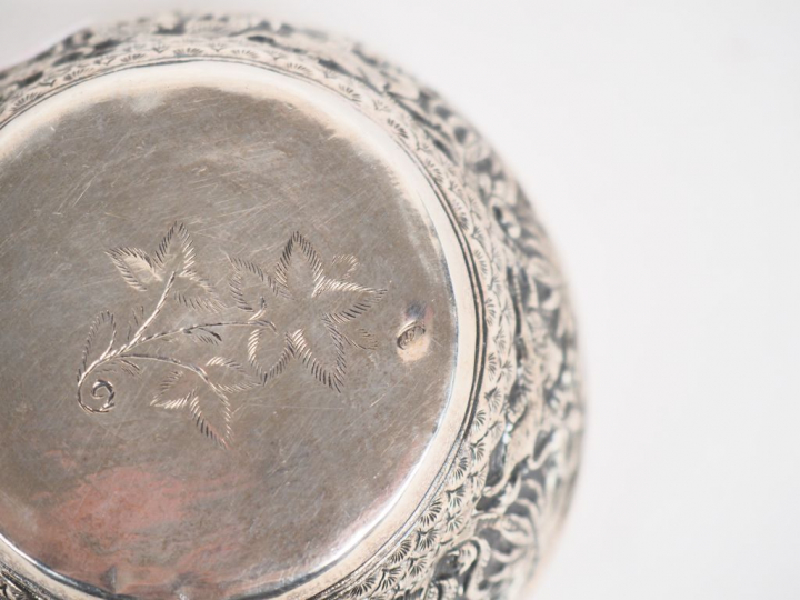 Coupelle en argent indienne à décor ciselé d'un paysage animé Poids. 9