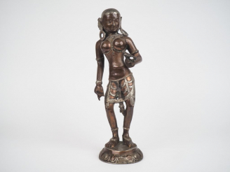 Vente aux enchères Inde, XXe siècle,  Statuette en cuivre représentant Lakshmi, debout su