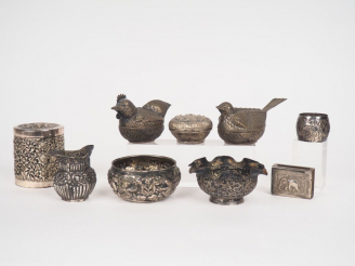 Vente aux enchères Birmanie, fin du XIXe siècle,  Lot en argent repoussé comprenant neuf 