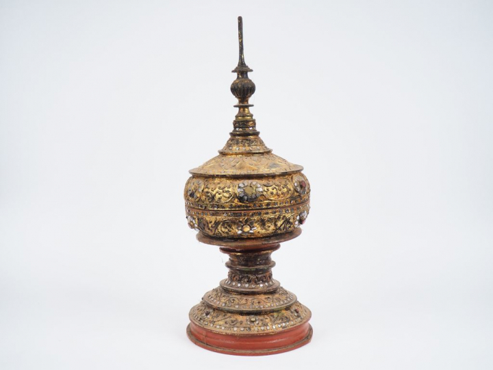 Birmanie fin XIXème. Boîte à offrande sur piedouche, couvercle reprena