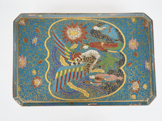 Vente aux enchères Japon XXe siècle, Boîte couverte quadrangulaire, en émaux champlevés s