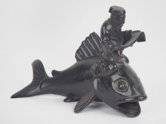 Vente aux enchères Japon, XXe siècle, Okimono en bronze représentant Ebisu sur sa carpe. 