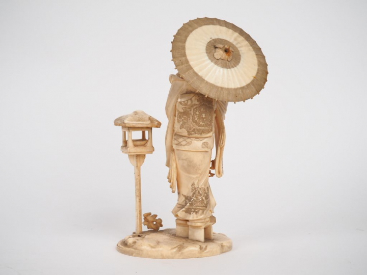 Okimono en ivoire Jeune femme à l'ombrelle et au bouquet de fleurs. El