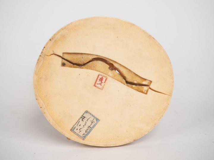 Okimono en ivoire Elephantidae spp. Jeune femme tenant un fruit Dimens