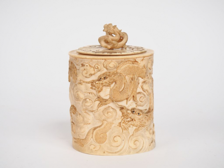 Pot couvert en ivoire Elephantidae spp. Pot couvert en ivoire Dragon é