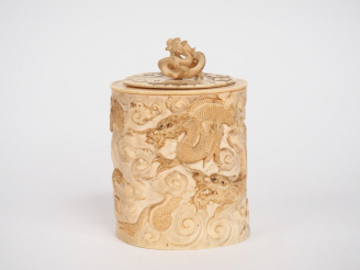 Vente aux enchères Pot couvert en ivoire Elephantidae spp. Pot couvert en ivoire Dragon é