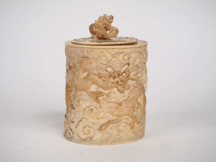 Pot couvert en ivoire Elephantidae spp. Pot couvert en ivoire Dragon é