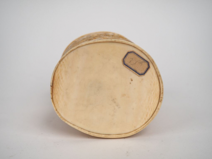 Pot couvert en ivoire Elephantidae spp. Pot couvert en ivoire Dragon é