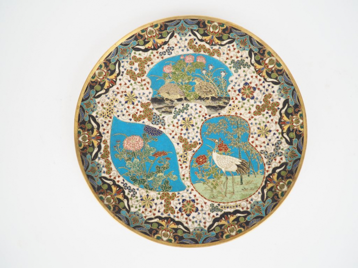 Japon, vers 1900 Plat en émaux cloisonnés sur cuivre, à décor en trois