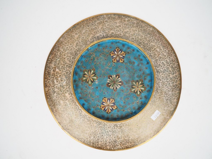 Japon, vers 1900 Plat en émaux cloisonnés sur cuivre, à décor en trois
