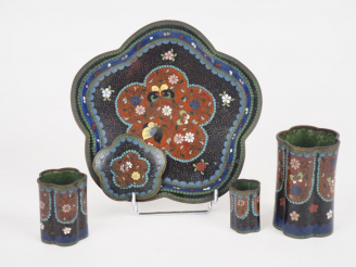 Vente aux enchères Japon XXe siècle, Lot comprenant cinq pièces floriformes en émaux cloi