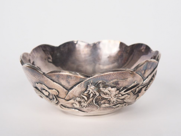 Japon fin XIXème - début Xxème Coupe en argent à décor de dragon. Poid