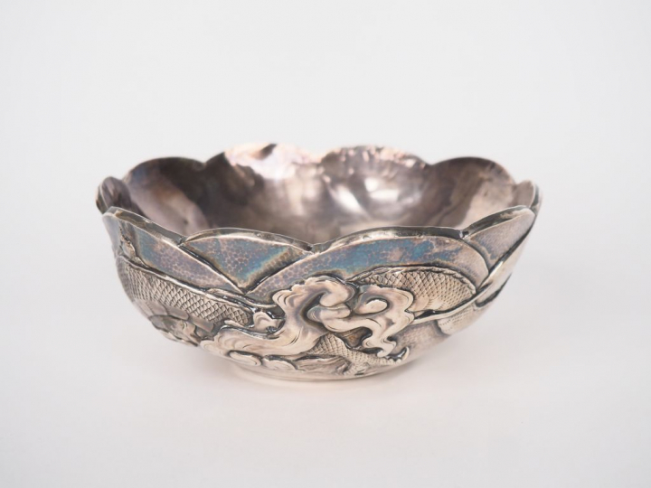 Japon fin XIXème - début Xxème Coupe en argent à décor de dragon. Poid