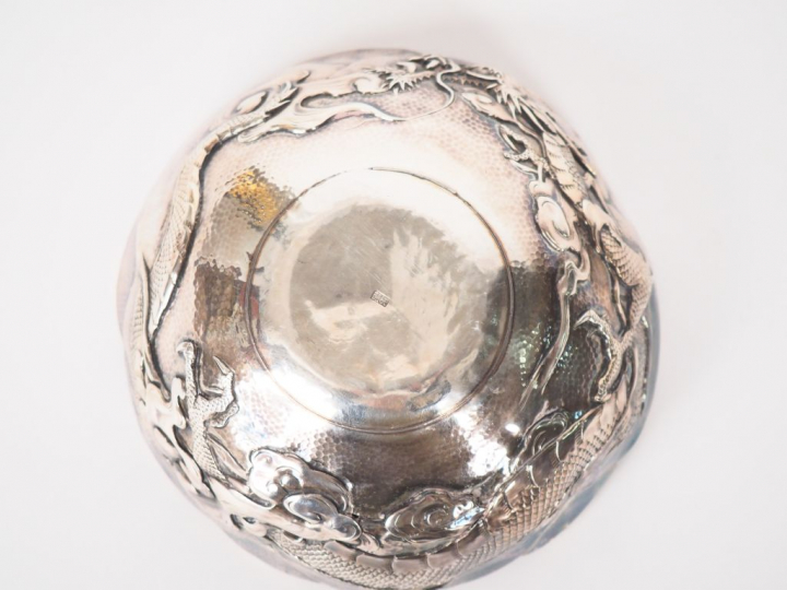 Japon fin XIXème - début Xxème Coupe en argent à décor de dragon. Poid