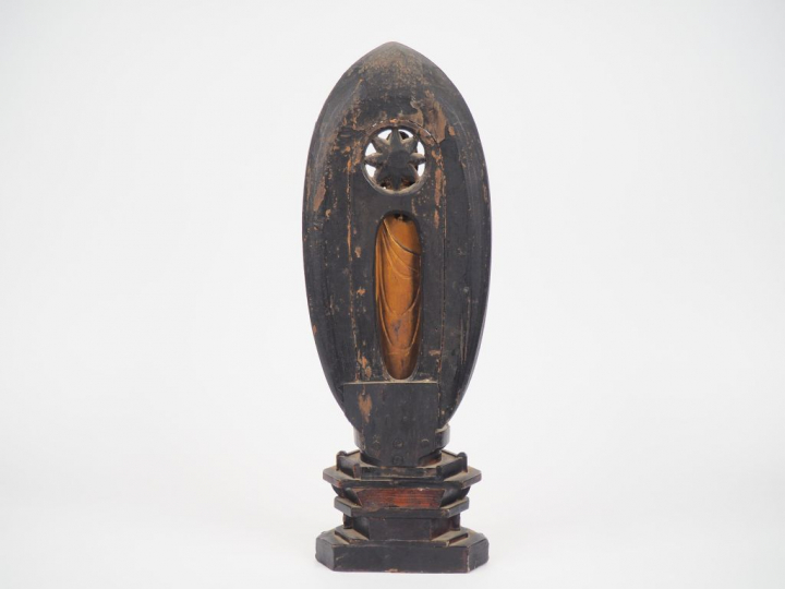 Japon, période Meiji, Sujet en bois laqué et doré, représentant le bou