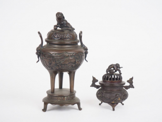 Vente aux enchères Japon, période Meiji,  Deux brûle-parfums couverts tripodes, en bronze