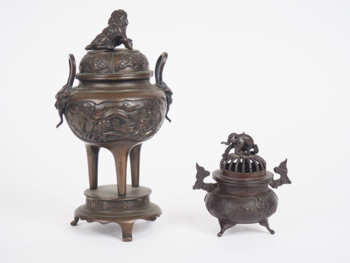Japon, période Meiji,  Deux brûle-parfums couverts tripodes, en bronze