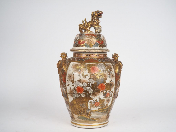 Pot couvert en faïence de Satsuma à décor de 4 Arrhat et d'un jardin a