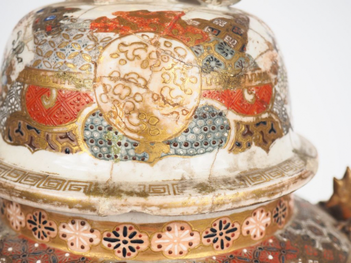 Pot couvert en faïence de Satsuma à décor de 4 Arrhat et d'un jardin a