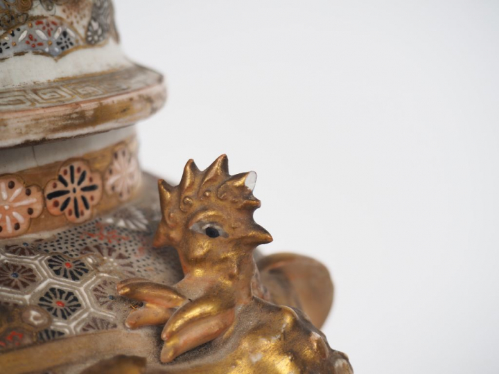 Pot couvert en faïence de Satsuma à décor de 4 Arrhat et d'un jardin a