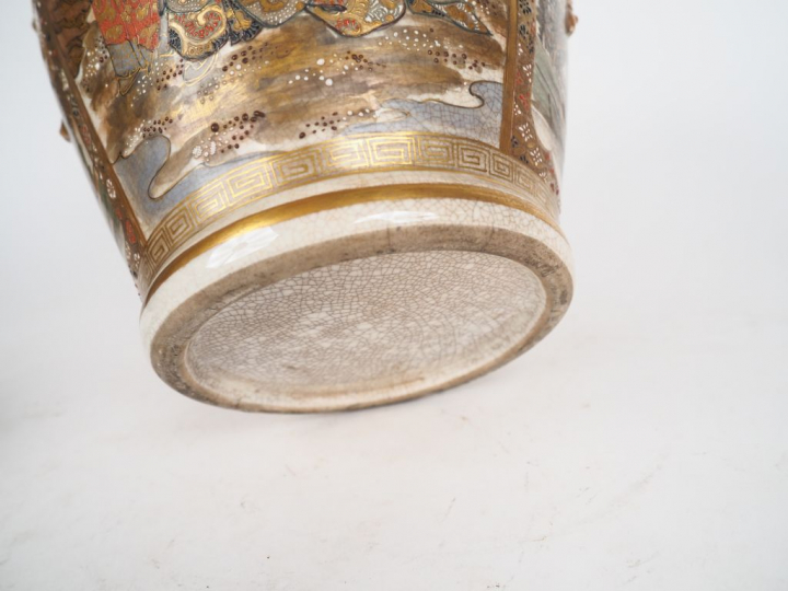 Pot couvert en faïence de Satsuma à décor de 4 Arrhat et d'un jardin a