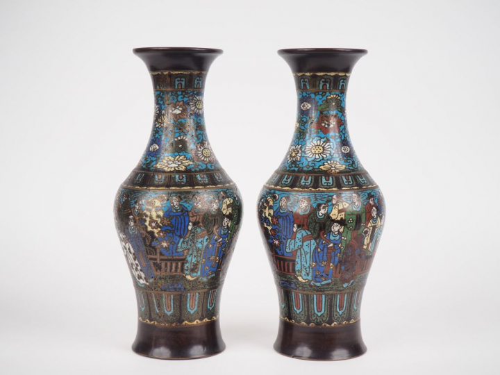 Paire de vases balustre en bronze et émaux champlvés à décor polychrom
