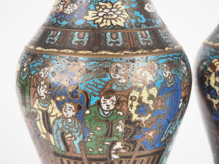 Paire de vases balustre en bronze et émaux champlvés à décor polychrom