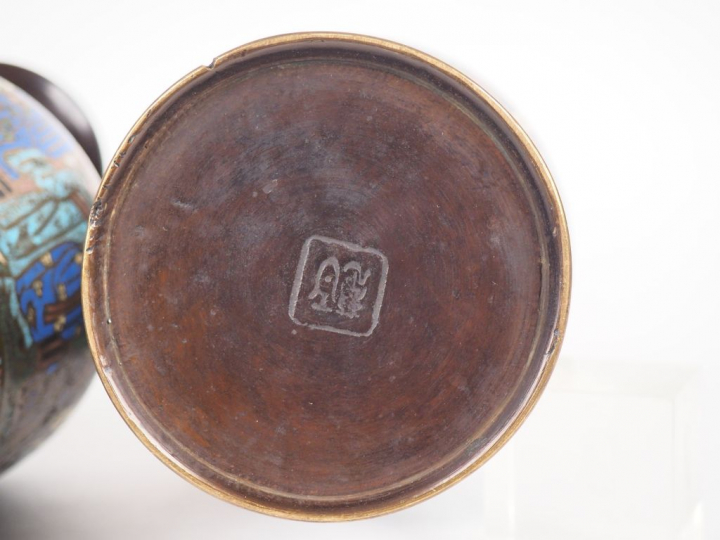 Paire de vases balustre en bronze et émaux champlvés à décor polychrom