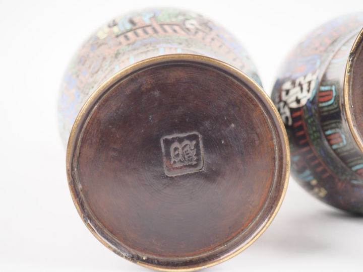 Paire de vases balustre en bronze et émaux champlvés à décor polychrom