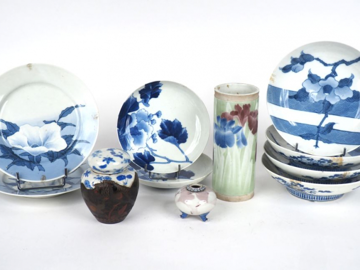 Ensemble de porcelaines Fukugawa à décor de fleurs et végétaux en bleu