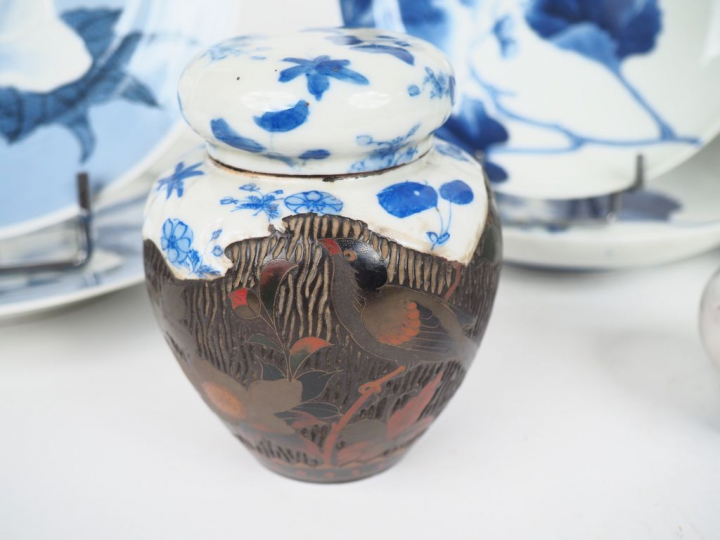 Ensemble de porcelaines Fukugawa à décor de fleurs et végétaux en bleu