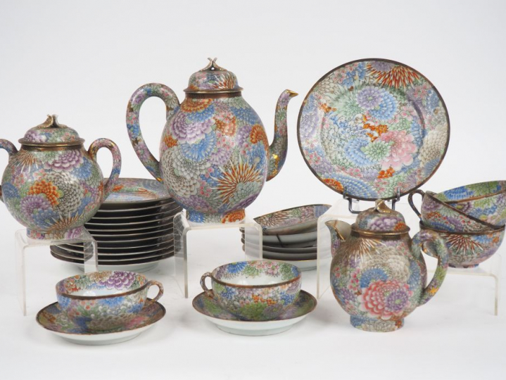 Service à thé en porcelaine à décor mille-fleurs. comprenant théière, 