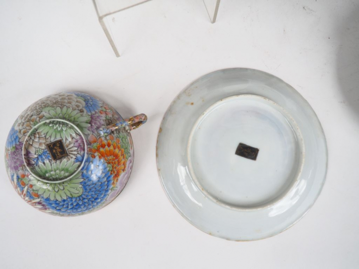 Service à thé en porcelaine à décor mille-fleurs. comprenant théière, 