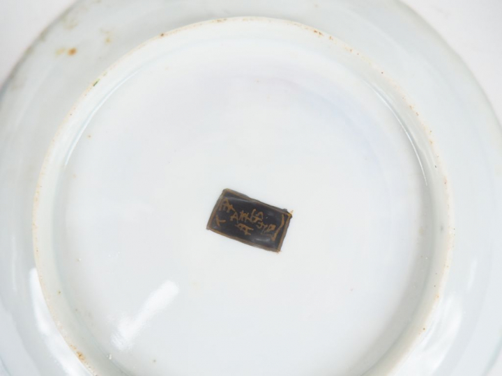 Service à thé en porcelaine à décor mille-fleurs. comprenant théière, 