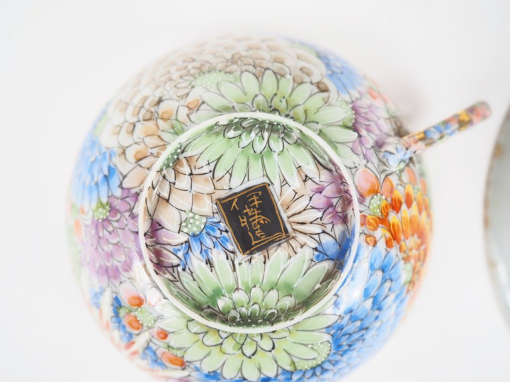 Service à thé en porcelaine à décor mille-fleurs. comprenant théière, 