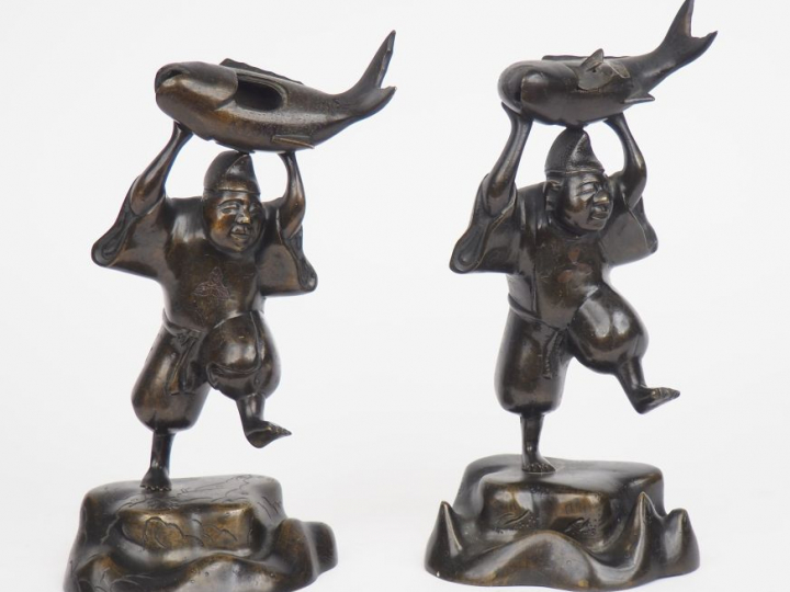 2 statuettes en bronze à patine brune représentant Ebizou tenant une c
