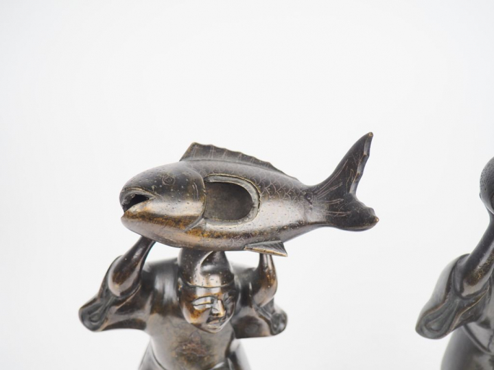 2 statuettes en bronze à patine brune représentant Ebizou tenant une c