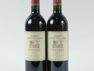 Vente aux enchères 2 BOUTEILLES CHÂTEAU PETIT VILLAGE POMEROL - 1995