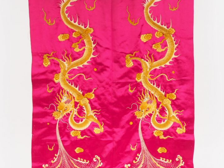 Indochine XXe siècle Panneau en soie et lin à décor de deux dragons re
