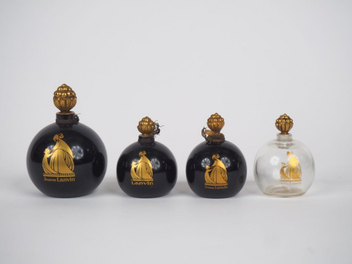 LANVIN. 4 flacons de parfums, bouchon en forme de framboise. H. de 6 à