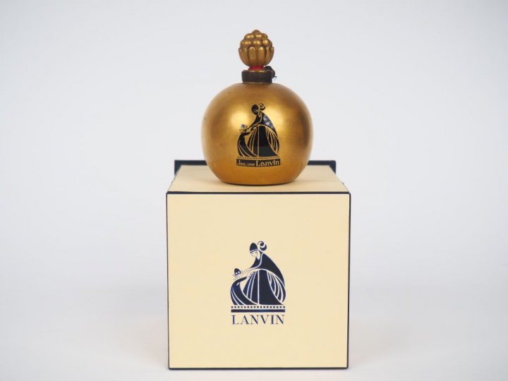 LANVIN. Flacon de parfum en verre doré dans son coffret. Dim. 11,5 x 1