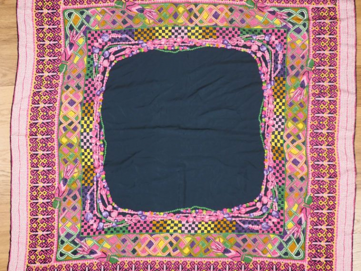 Gianni VERSACE. Grand foulard en soie, à décor polychrome.  On y joint